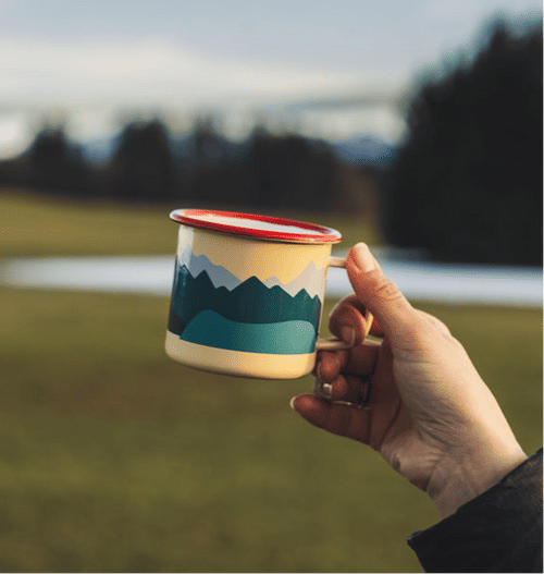 Emailletasse Becher von Roadtyping, ideal für drinnen und draußen, zeigt das stilvolle Design auf der weißen Tasse.