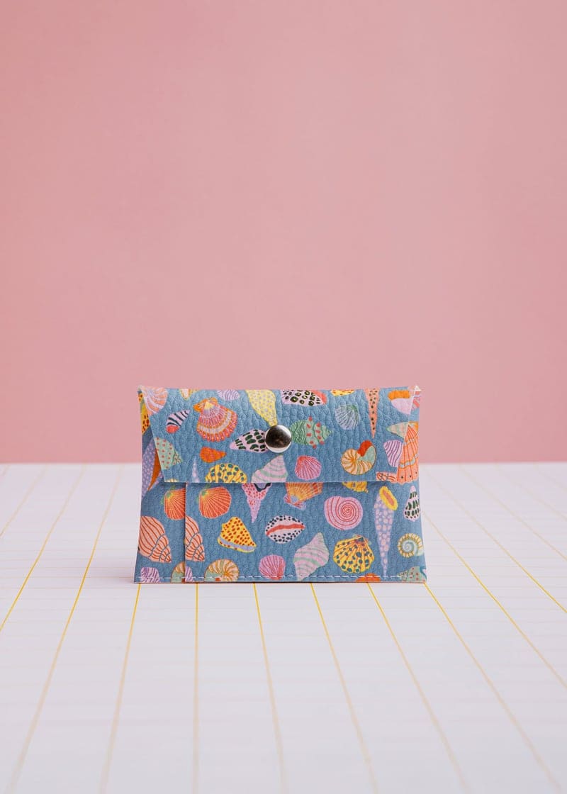 Hochwertiger Geldbeutel mit Druckknopf von Ecke, zeigt verschiedene Motiv-Designs, aus langlebigem Material, ideal für unterwegs.