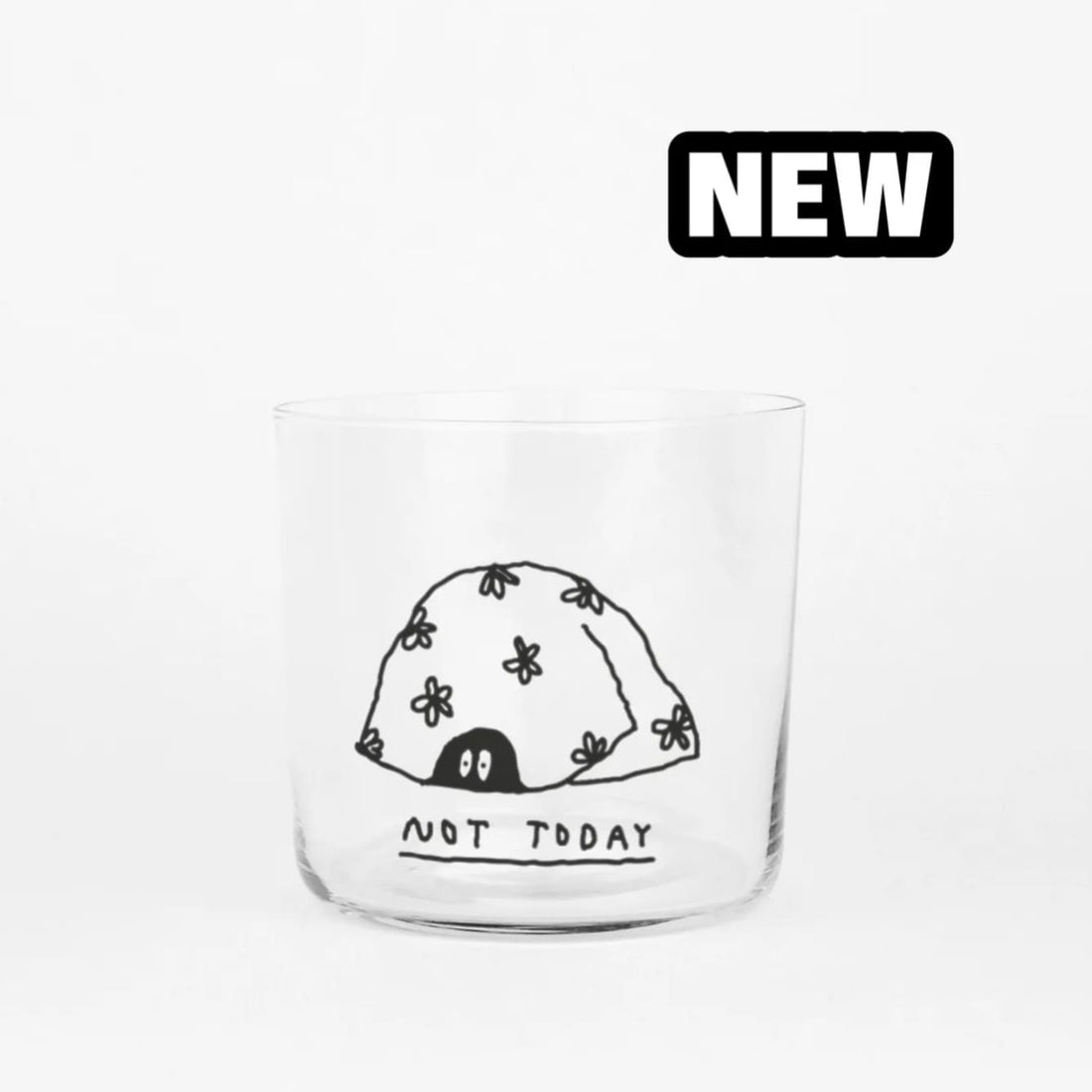 Ein 350ml Glas mit Spruch von yahya studio, transparent mit schwarzem Aufdruck, auf weißem Hintergrund.