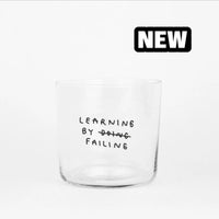 Ein 350ml Glas mit Spruch von yahya studio, transparent mit dekorativem Text, auf weißem Hintergrund.
