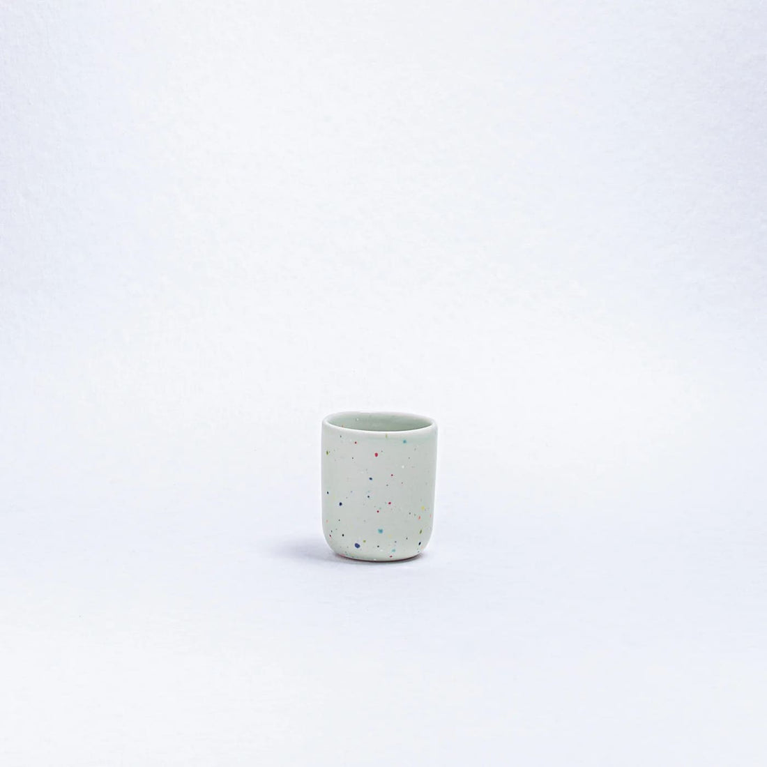 Kaffeetasse aus Keramik, "Party Espresso 90ml" von egg back home, geeignet für drinnen und draußen, mit buntem Design.