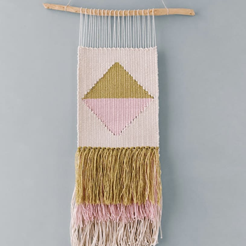 DIY-Tapisseriewerkzeug-Set von Garn&mehr für das Weben von Wandteppichen, inklusive Garn und Zubehör, auf einem Arbeitsbereich liegend