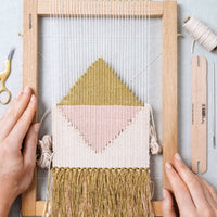 DIY Wandbehang-Set „Tapestry Weaving“ von Garn&mehr mit bunten Garnen und Webrahmen für kreative Wandkunst.