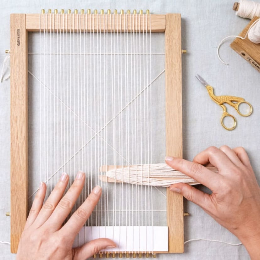 DIY-Wandteppich-Set von Garn&mehr zum Weben, enthält Garn und Zubehör für kreative Wanddekorationen.