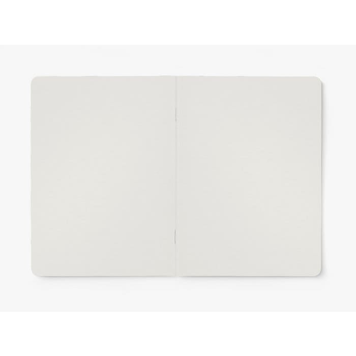A5 Notizheft von typealive, elegante Papeterie mit linierten Seiten und robustem Einband, ideal für Notizen und Skizzen.