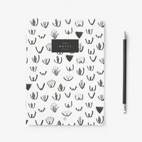 A5 Notizheft von typealive, elegante Papeterie mit linierten Seiten, ideal für Notizen und Skizzen, schwarze Cover.