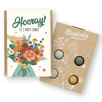 Bunte Geschenk-Box Mini von blossombs mit Blumen, ideal für drinnen und draußen, zeigt die liebevoll gestaltete Verpackung