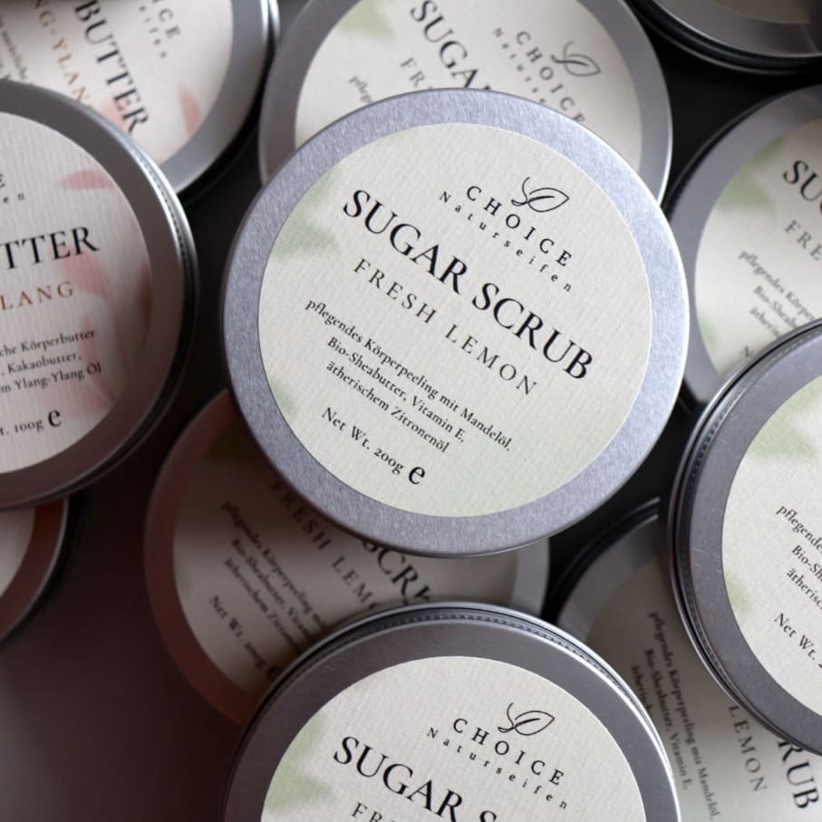 Körper-Peeling Sugar Scrub von Choice Naturseifen, cremige Textur mit Zuckerpartikeln für glatte Haut, Nahaufnahme der Verpackung