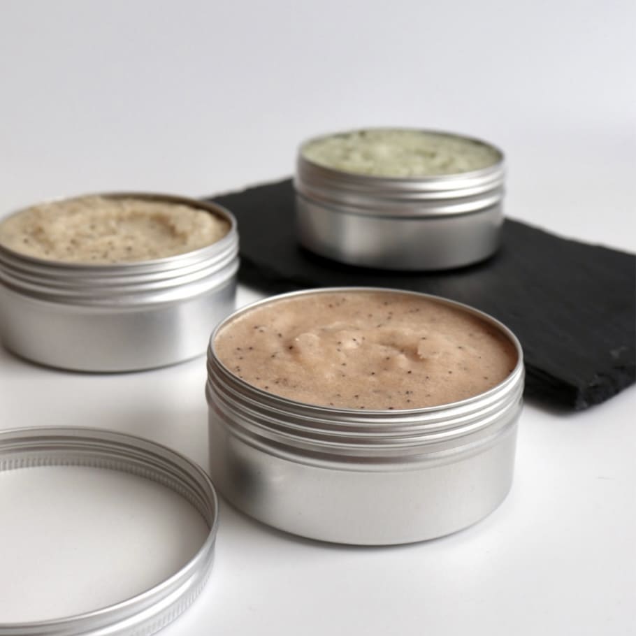 Choice Naturseifen Körper-Peeling Sugar Scrub mit weißen Zuckerkristallen und pflegenden Ölen für glatte Haut, Nahaufnahme