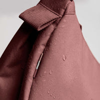 Kleine Moon-Bag von Got Bag, Rucksack und Hipbag, aus recyceltem Polyester, mit verstellbarem Schultergurt, auf weißem Hintergrund