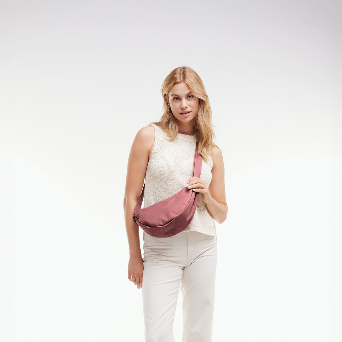 Kleine Moon-Bag von Got Bag, Rucksack und Hipbag, aus recyceltem Meeresplastik, mit verstellbarem Schulterriemen.