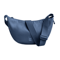 Kleine Moon-Bag von Got Bag, Rucksack und HipBag mit nachhaltigem Design, aus recyceltem Material gefertigt, auf einem weißen Hintergrund.
