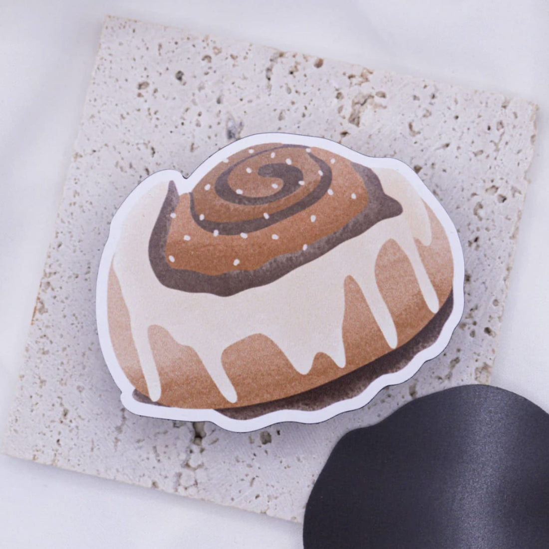 Bunte Magnetmotive von tilda & theo, geeignet für drinnen und draußen, auf einer glatten Oberfläche sichtbar