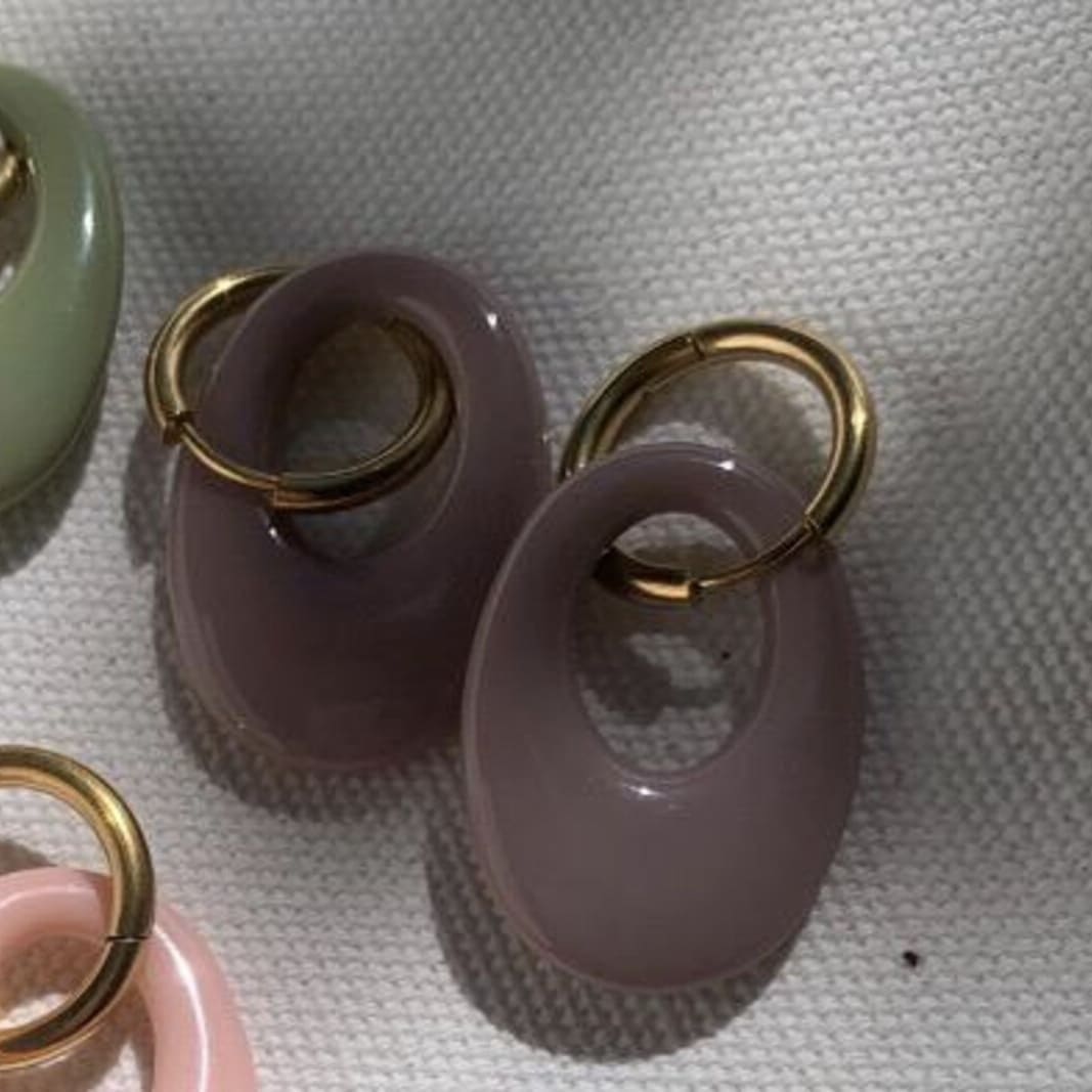 Elegante Ohrringe Eliv von hej Ibiza by Ute Arnold, modisches Accessoire, detailreiche goldene Schmuckstücke.
