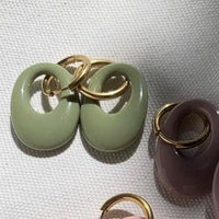 Elegante Ohrringe Eliv von hej Ibiza by Ute Arnold, stilvolle Accessoires mit modernen Designelementen, sichtbar in der Aufnahme