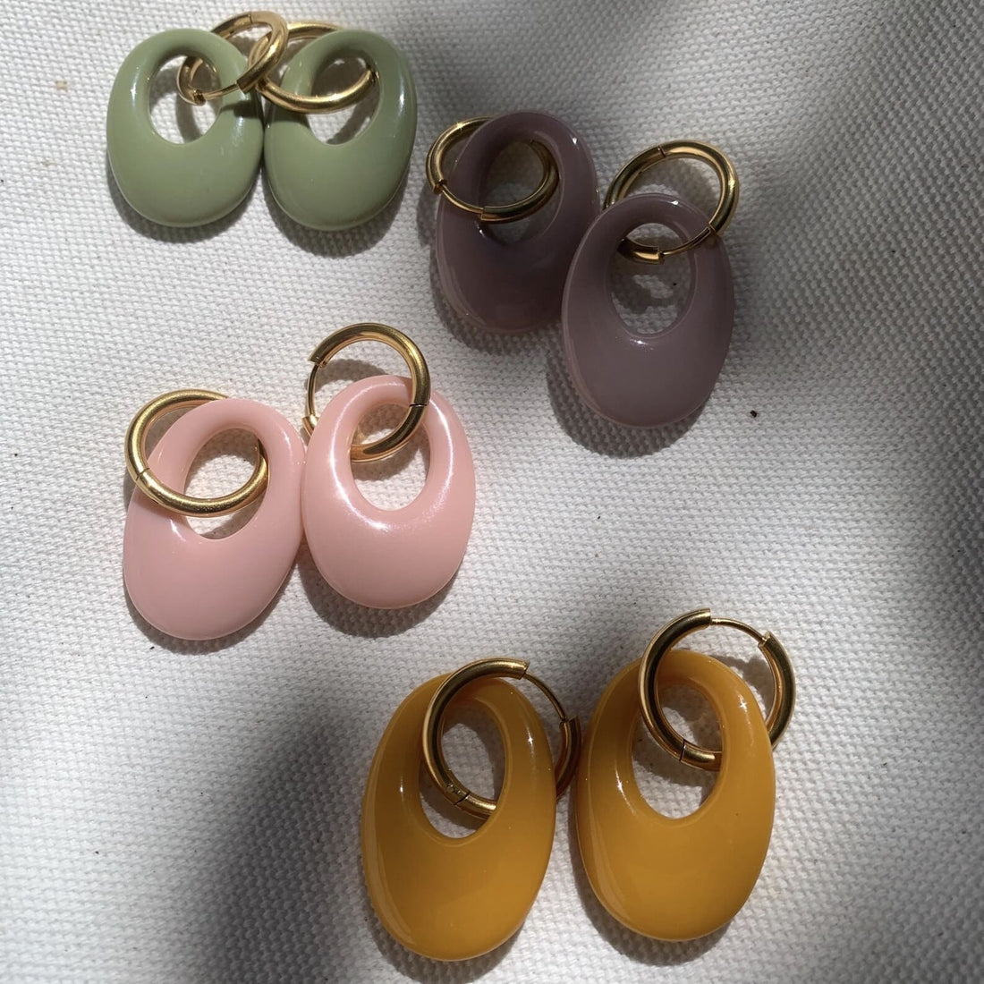Elegante Eliv Ohrringe von hej Ibiza by Ute Arnold, modernes Accessoire mit auffälligem Design, auf weißem Hintergrund fotografiert.