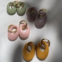 Elegante Eliv Ohrringe von hej Ibiza by Ute Arnold, modernes Accessoire mit auffälligem Design, auf weißem Hintergrund fotografiert.