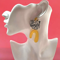 Orangene Punkte-Ohrringe von Hej Ibiza by Ute Arnold, stilvolles Accessoire, detailreiche Design, sichtbar auf dem Bild