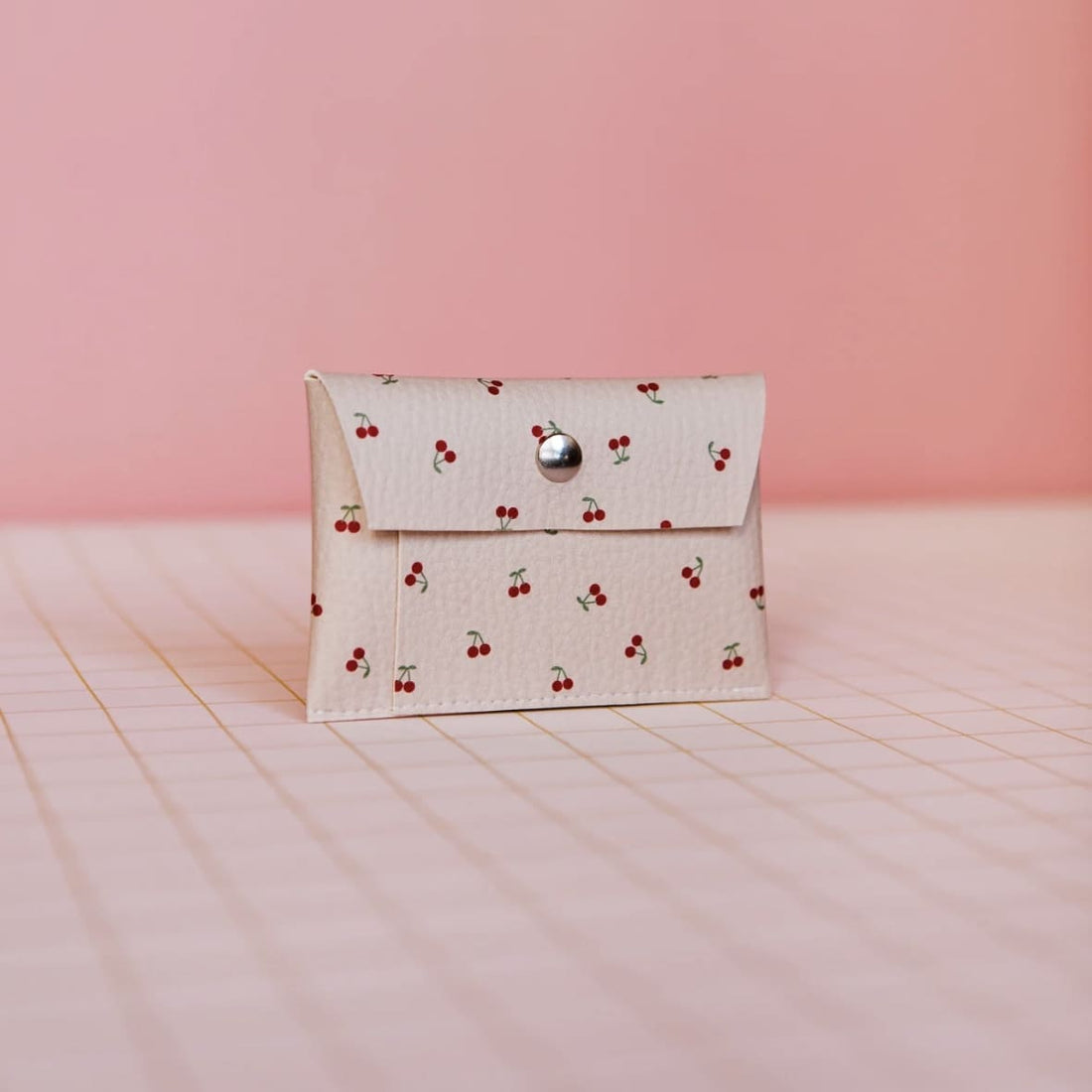 Geldbeutel mit Druckknopf von Ecke, robustes Accessoire mit bunten Motiven, praktische Aufbewahrung für Karten und Bargeld