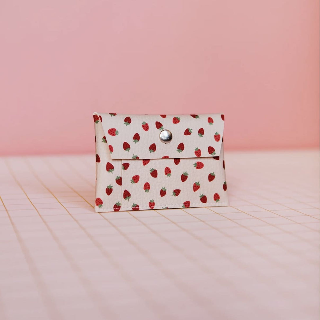 Roter Geldbeutel mit Druckknopf und buntem Motiv, Ecke Accessoires, aus Leder, aufgeklappt mit Fächern sichtbar