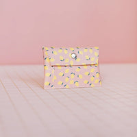 Roter Geldbeutel mit Druckknopf und bunten Motiven, Ecke Accessoires, aus robustem Material, zeigt detailreiche Gestaltung