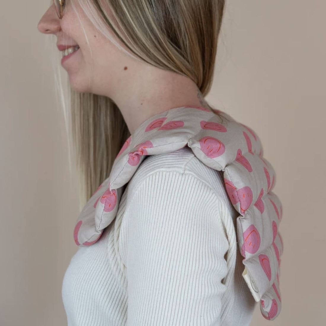 Nackenkissen von Tochter von Walter, weiches Kissen für Komfort und Unterstützung, im schlichten Design.