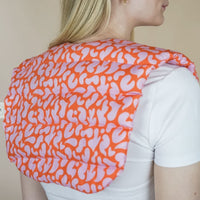 Weiches Nackenkissen von Tochter von Walter, ideal für Komfort und Entspannung, in neutralen Farben sichtbar auf dem Bild