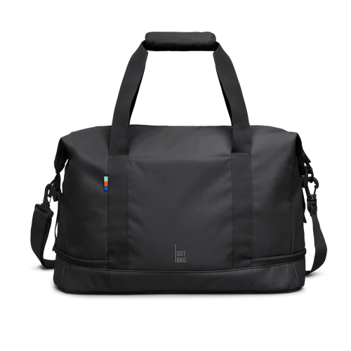 Schwarze Weekend Bag von Got Bag, geräumige Tasche aus nachhaltigem Material, mit Tragegriffen und Reißverschluss.