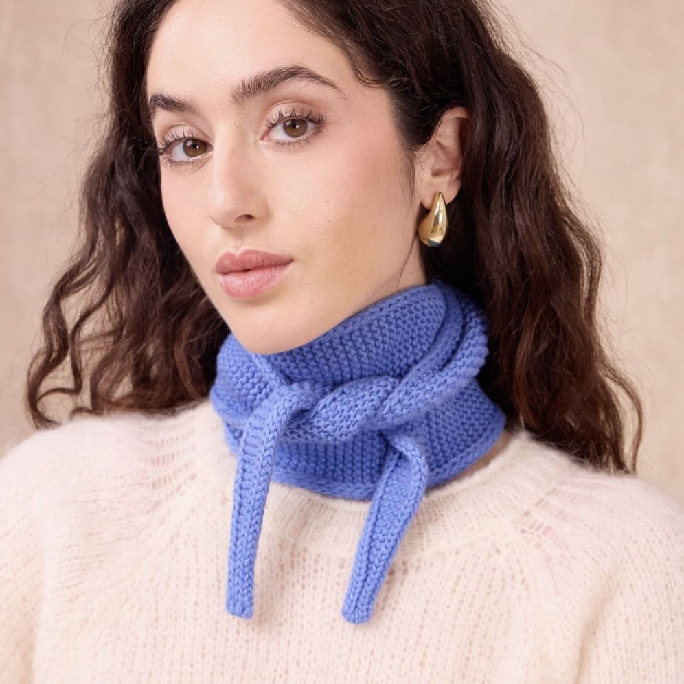 Weicher calie paris Schal „Sophie Scarf“ aus Bekleidung mit floralem Design und fransenbesetztem Rand, perfekt für kaltes Wetter.