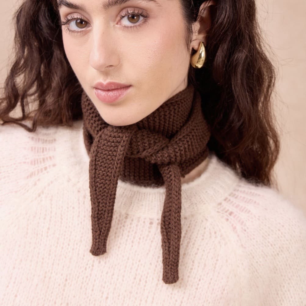 Schal „Sophie Scarf“ von calie paris, weicher Stoff, elegantes Design in neutralen Farben, perfekt für stilvolle Winteroutfits