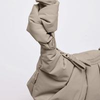 Kleine Pleat-Moon-Bag von Got Bag, Rucksack oder HipBag mit faltigem Design und nachhaltigem Material, auf weißem Hintergrund.