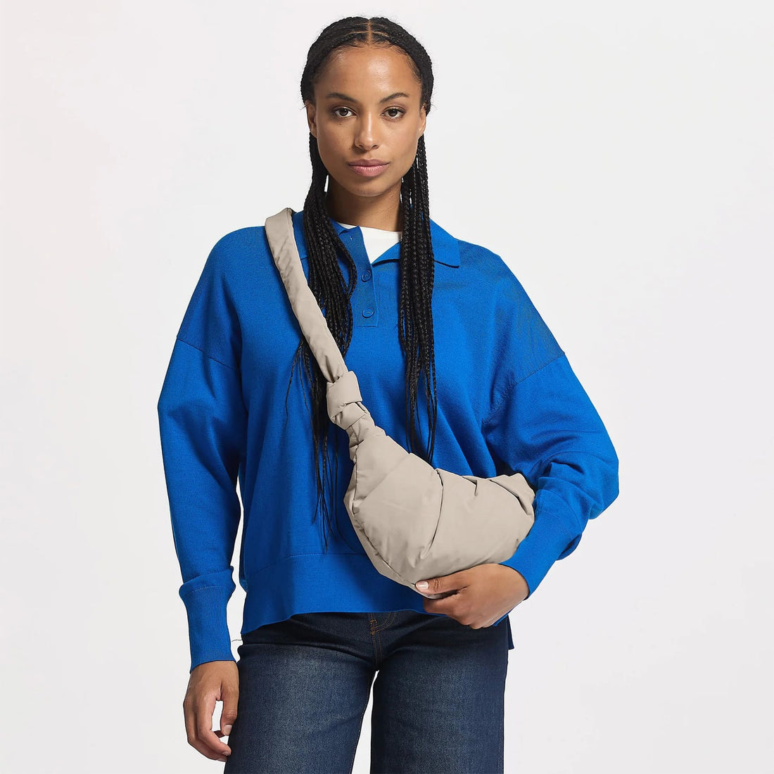 Kleine Pleat-Moon-Bag von Got Bag, stylischer Rucksack und HipBag mit Falten-Design, aus nachhaltigem Material, auf einem weißen Hintergrund