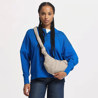 Kleine Pleat-Moon-Bag von Got Bag, stylischer Rucksack und HipBag mit Falten-Design, aus nachhaltigem Material, auf einem weißen Hintergrund