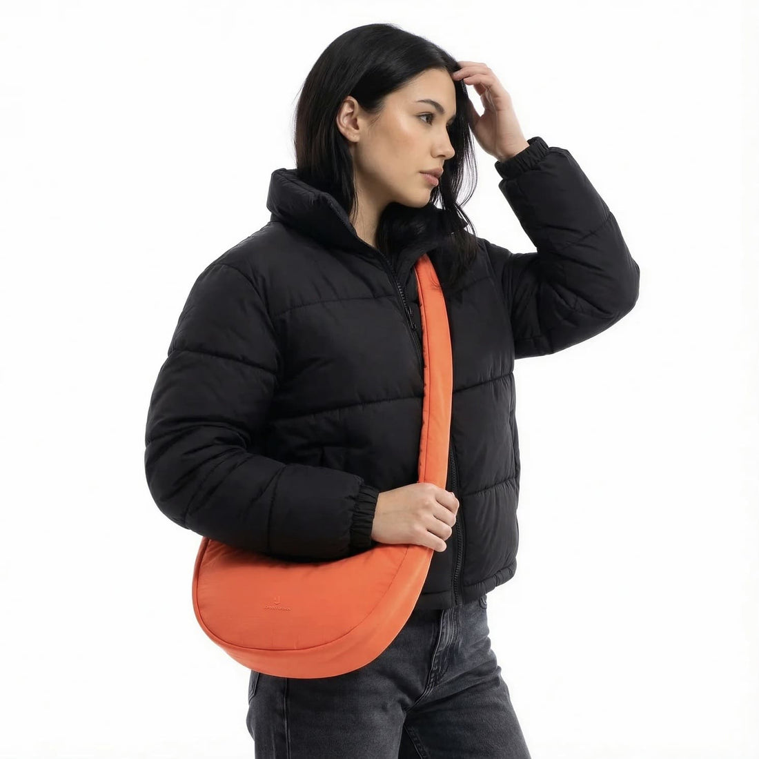 Johnny Urban Lou Medium Halbmond-Tasche, Rucksack und HipBag, schwarzes strapazierfähiges Material, moderne Form, praktische Trageoptionen