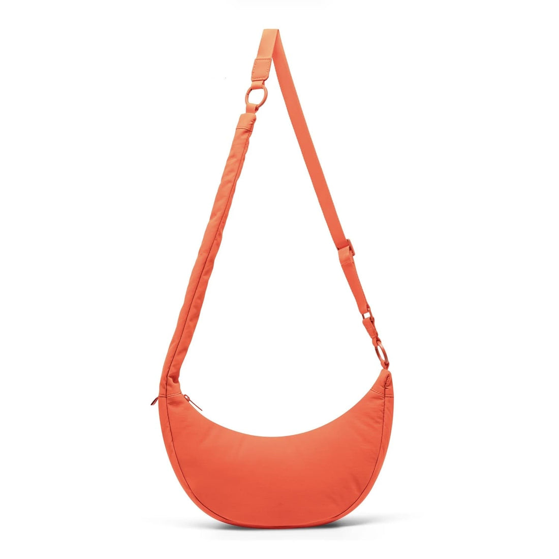 Johnny Urban Lou Medium Halbmond-Tasche, Rucksack und HipBag in dunklem Leder mit verstellbarem Schultergurt.