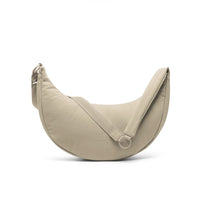 Half-Moon-Tasche „Lou Medium“ von Johnny Urban, schwarze Rucksack- und Hipbag-Kombination, aus robustem Material.