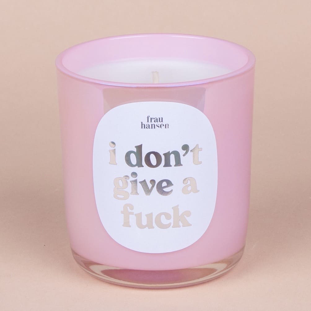 Duftkerze mit Spruch von Frau Hansen, geeignet für drinnen und draußen, mit stilvollem Design und dekorativem Schriftzug