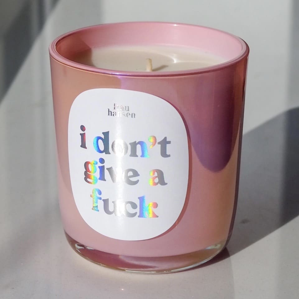 Duftkerze von Frau Hansen mit Spruch, ideal für drinnen und draußen, mit stilvollem Design und angenehmem Duft.