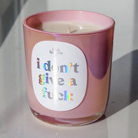 Duftkerze von Frau Hansen mit Spruch, ideal für drinnen und draußen, mit stilvollem Design und angenehmem Duft.