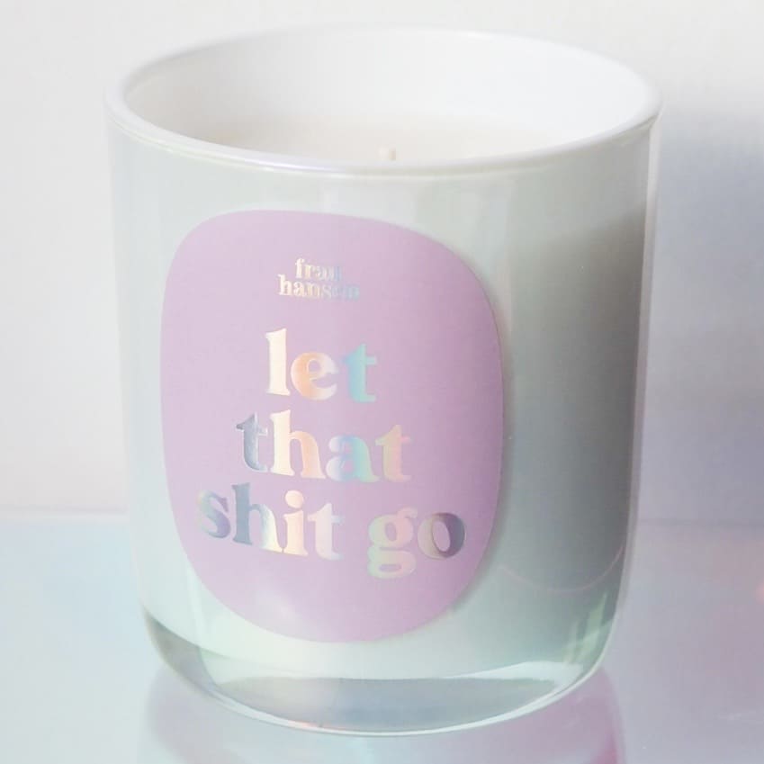 Duftkerze von Frau Hansen mit inspirierendem Spruch, ideal für drinnen und draußen, warme Flamme und dekoratives Glas.