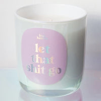Duftkerze von Frau Hansen mit inspirierendem Spruch, ideal für drinnen und draußen, warme Flamme und dekoratives Glas.