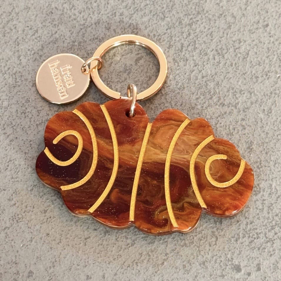 Schlüsselanhänger "Franzbrötchen" von Frau Hansen, detailreiche Accessoires in form des bekannten Hamburg-Gebäcks