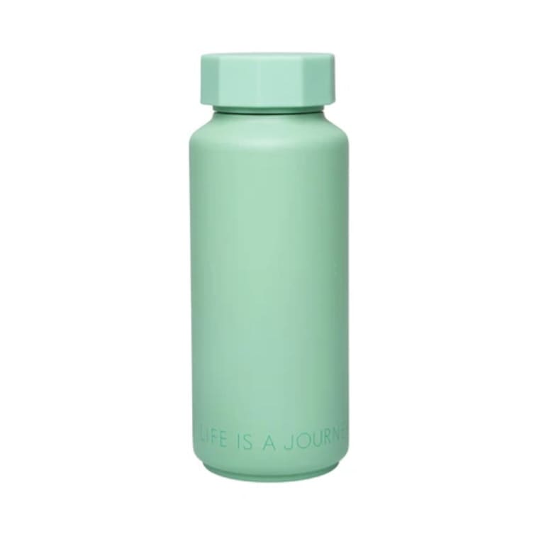 Thermo Trinkflasche von designletters, geeignet für drinnen und draußen, aus Edelstahl mit stilvollem Design, auf einem Tisch stehend