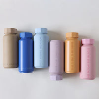 Isolierte Thermo Trinkflasche von designletters, für drinnen und draußen, mit stilvollem Design und robustem Material.