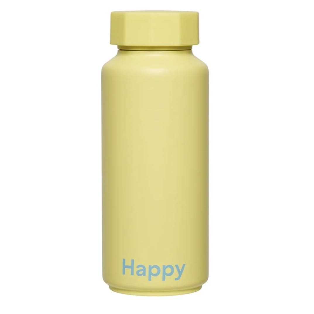 Thermo Trinkflasche von designletters, ideal für drinnen und draußen, mit stilvollem Design, aus Edelstahl, zeigt das Produkt im Einsatz.