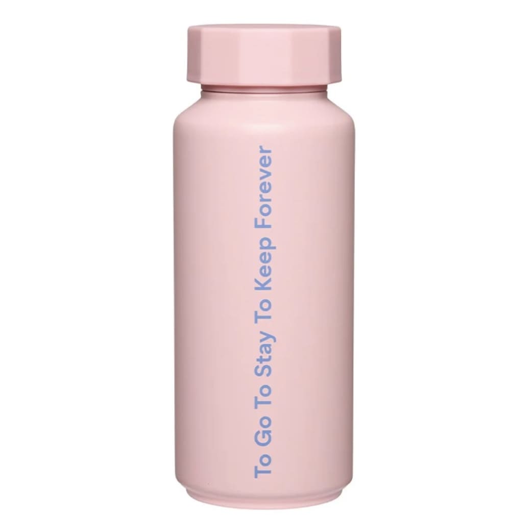 Designletters Thermo Trinkflasche für drinnen und draußen, Edelstahl, mit modernem Design und auslaufsicherer Deckel.