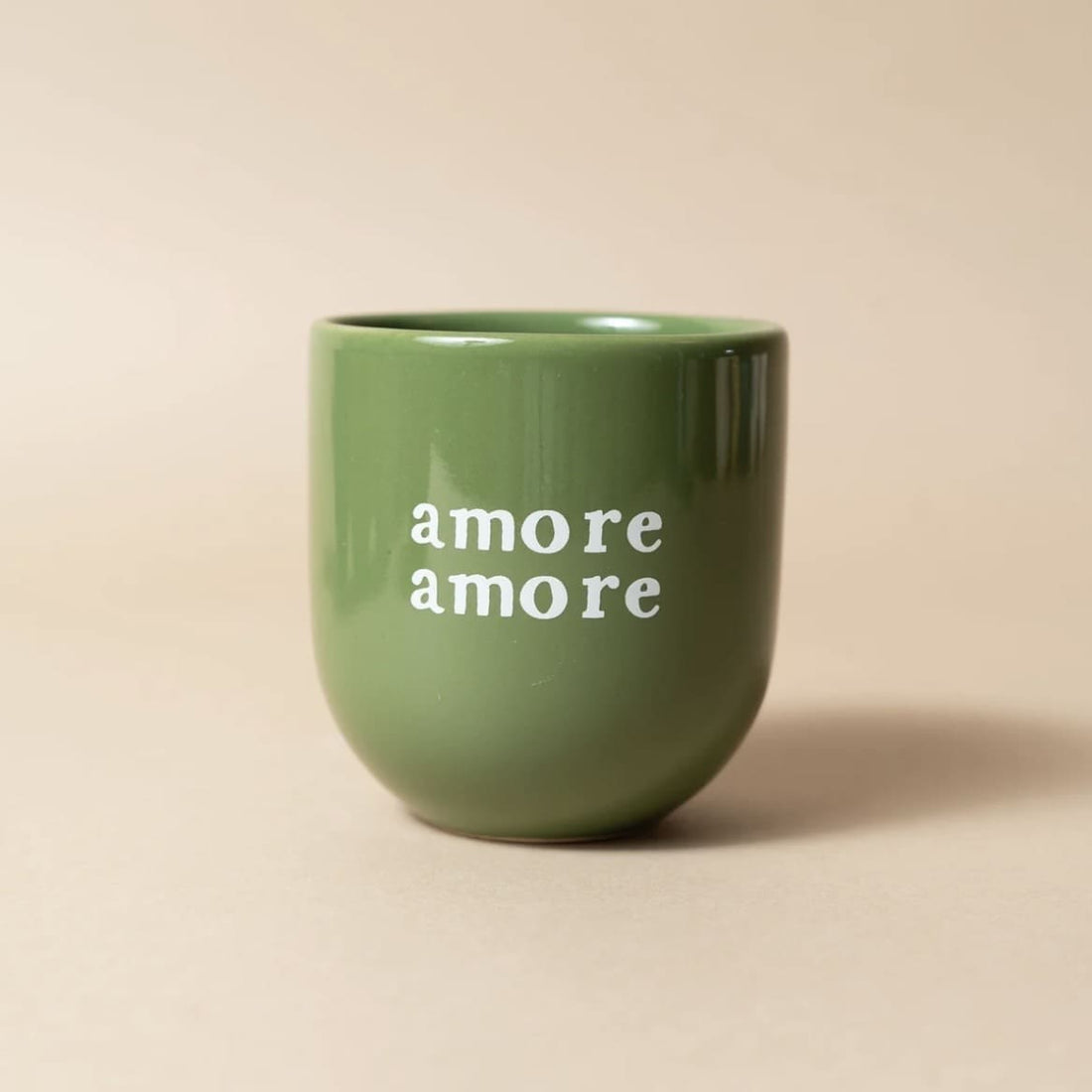 Keramikbecher von Sisi house of style, geeignet für drinnen und draußen, mit elegantem Design und robustem Griff.