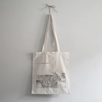 Leichter Jutebeutel „wellenliebe“ von saltwaterdesigns mit wellenförmigem Muster, ideal für Accessoires und umweltfreundlichen Style.