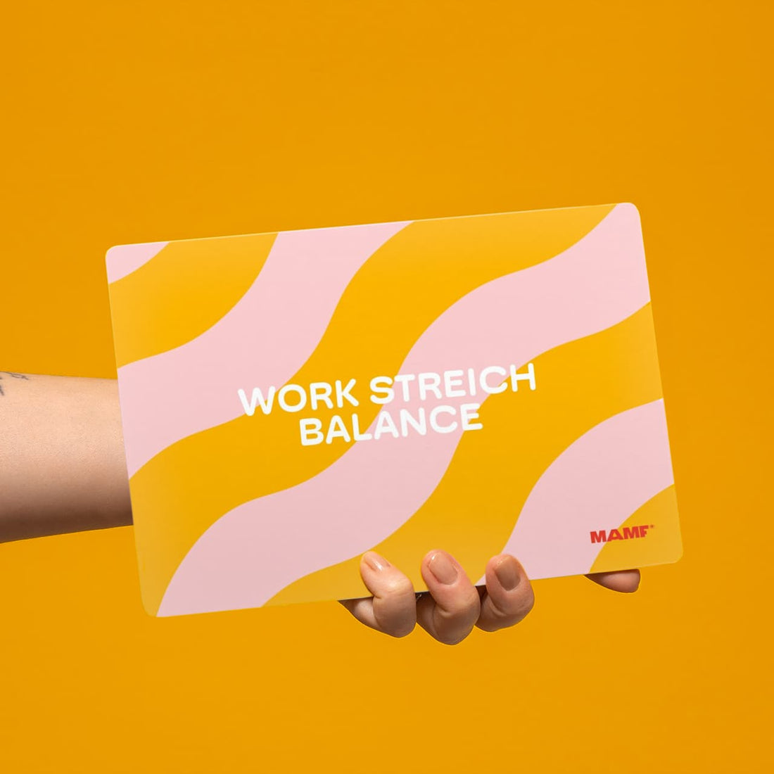 Frühstücksbrettchen von MAMF, geeignet für drinnen und draußen, mit buntem Design und Holzoptik auf einer Tischplatte.