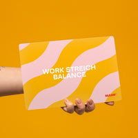 Frühstücksbrettchen von MAMF, geeignet für drinnen und draußen, mit buntem Design und Holzoptik auf einer Tischplatte.